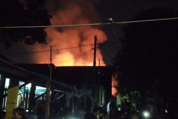 Kebakaran di Tanjung Duren Selatan, Diduga Ini Penyebabnya - JPNN.COM