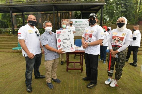 Bamsoet Serahkan Seribu Ayam untuk Makanan Satwa di Kebun Binatang Bandung - JPNN.COM