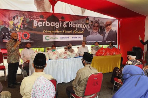 Relawan Jokowi Bagikan 1.200 Paket Sembako Kepada Warga Terdampak Covid-19 - JPNN.COM