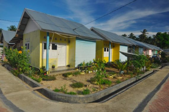 Keren, Pohuwatu Pakai Dana Desa untuk Bangun Rumah Sehat Gratis bagi Warga Miskin - JPNN.COM