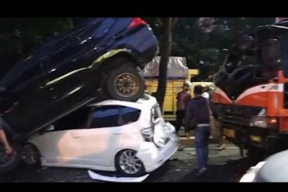 Kecelakaan Beruntun 5 Mobil di Ringroad, Pajero Sport Nangkring di Atas Honda Jazz - JPNN.COM