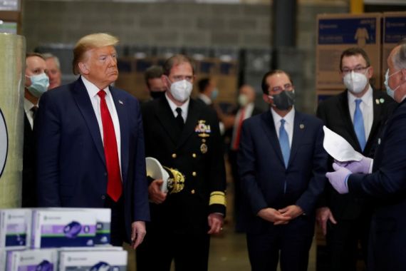 Donald Trump Memang Songong, Lihat Gayanya Saat Kunjungi Pusat Distribusi Masker - JPNN.COM