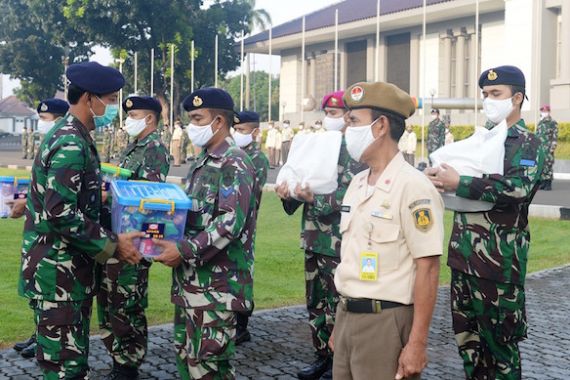 Laksma TNI Iwan Isnurwanto Serahkan Bingkisan Lebaran Kepada Seluruh Personel Seskoal - JPNN.COM