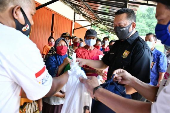 Bamsoet Berikan Paket Sembako Buat Pemulung di Jakarta - JPNN.COM