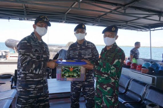 Bingkisan Lebaran dari Panglima TNI Diserahkan ke Lanal Sangatta - JPNN.COM