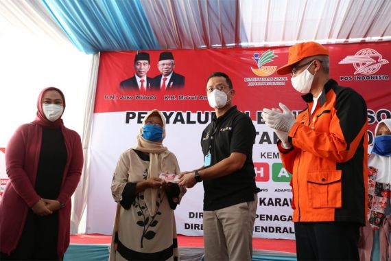 Distribusikan Bansos Tunai di Cikampek, Mensos Sampaikan Pesan Presiden - JPNN.COM