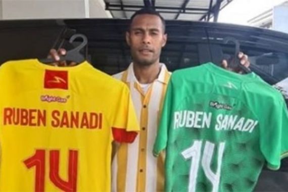 Demi Bantu Tenaga Medis, Ruben Sanadi Lelang Jersi - JPNN.COM