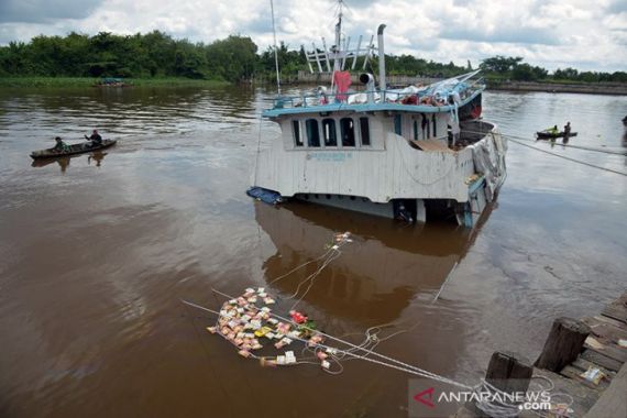 Kapal Pengangkut Sembako Karam, Ribuan Warga Datang Menjarah Muatan - JPNN.COM
