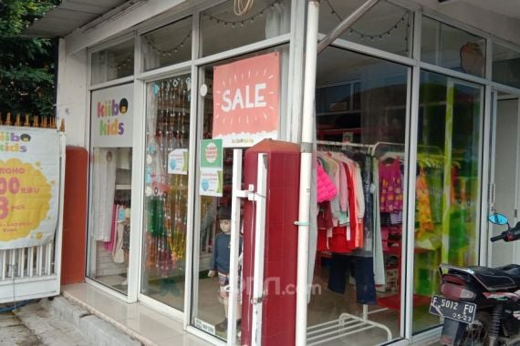 Banyak Mal Tutup, Pembeli Serbu Toko Baju Anak-anak - JPNN.COM