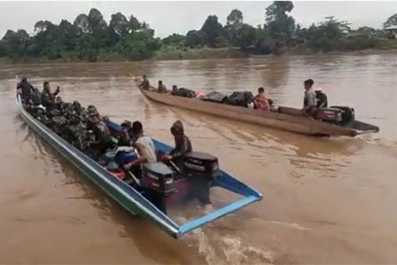 52 Prajurit TNI ke Perbatasan, 17 Jam Menggunakan Perahu Kayu - JPNN.COM