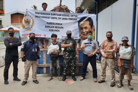 Bamsoet Bagikan Ribuan Paket Sembako untuk Warga di Daerah Pemilihannya - JPNN.COM