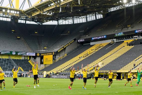 Lihat yang Dilakukan Pemain Borussia Dortmund, Mengharukan - JPNN.COM