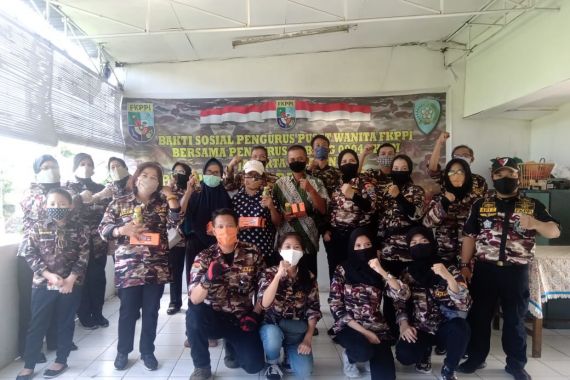 Wanita FKPPI Bantu Janda dan Yatim Piatu di Lingkungan TNI/Polri Terdampak COVID-19 - JPNN.COM