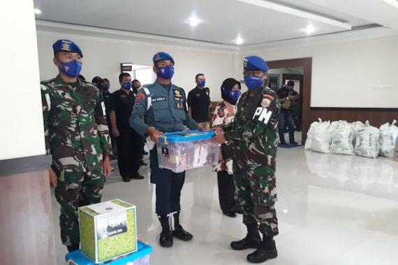Kolonel Laut Firdaus Bagikan Sembako Kepada Anggota Polisi Militer Lantamal III - JPNN.COM