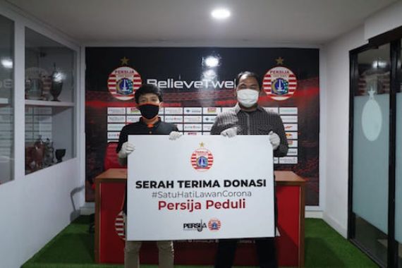 Persija Jakarta Salurkan Bantuan Sembako Kepada Warga Terdampak Covid-19 - JPNN.COM
