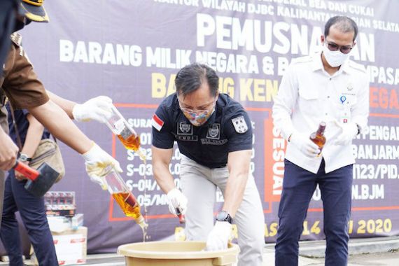 Bea Cukai Kalbagsel Musnahkan Satu Juta Batang Rokok dan Ratusan Liter Miras Ilegal - JPNN.COM