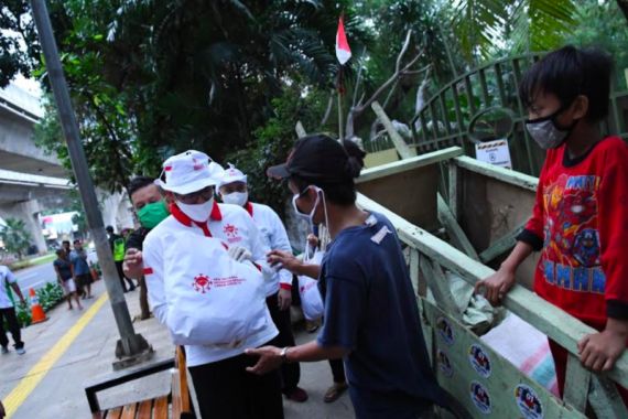 Sandiaga Uno Gandeng GKC Jokowi Bagi-bagi Sembako untuk Pedagang Mi Ayam - JPNN.COM