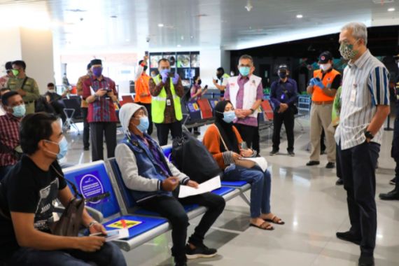 Ganjar Pantau Langsung Kedatangan Pekerja Migran Indonesia di Bandara - JPNN.COM