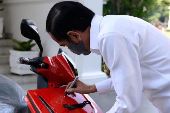 Bamsoet: Alhamdulillah, Motor Listrik Bertanda Tangan Pak Jokowi Terjual Rp 2,5 Miliar Lebih - JPNN.COM