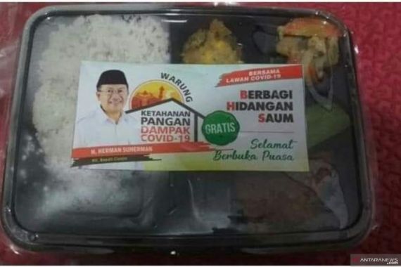 Bagi-bagi Nasi Bungkus, Stiker Bergambar Muka Tetap Menempel - JPNN.COM