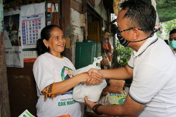 Emak-emak di Surabaya Semringah Dapat Sembako dari Cak Machfud - JPNN.COM