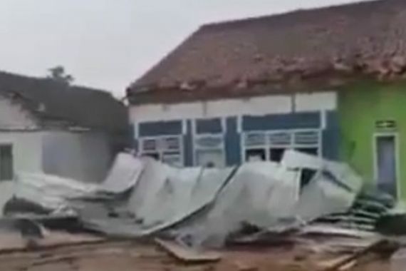 Angin Puting Beliung Hancurkan Sejumlah Rumah Warga di Banjaragung dan Banjarmargo - JPNN.COM