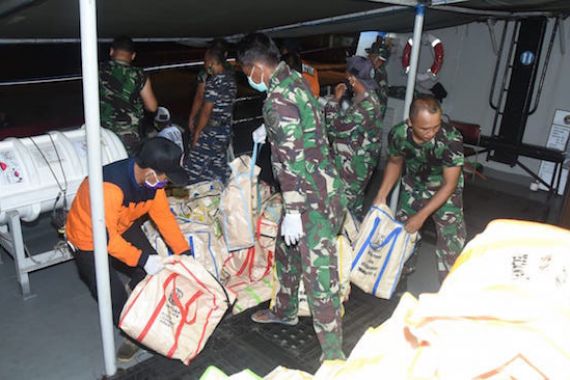 KRI Teluk Sangkulirang-542 Distribusikan 1.000 Paket Sembako di Pulau Sapeken - JPNN.COM