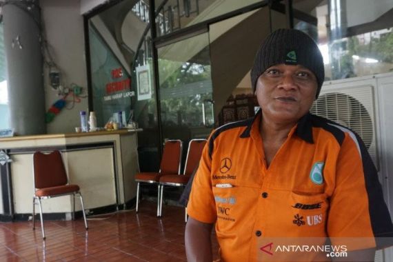 Kena PHK, Tak Punya Uang, Warga Solo Mudik Jalan Kaki dari Jakarta - JPNN.COM