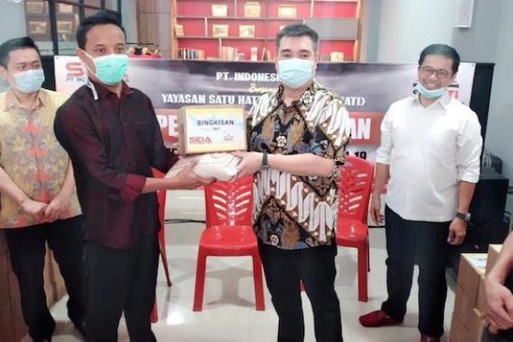 Yayasan Sehati Serahkan Paket Sembako Kepada Anak Kos Hingga Janda di Tangerang - JPNN.COM