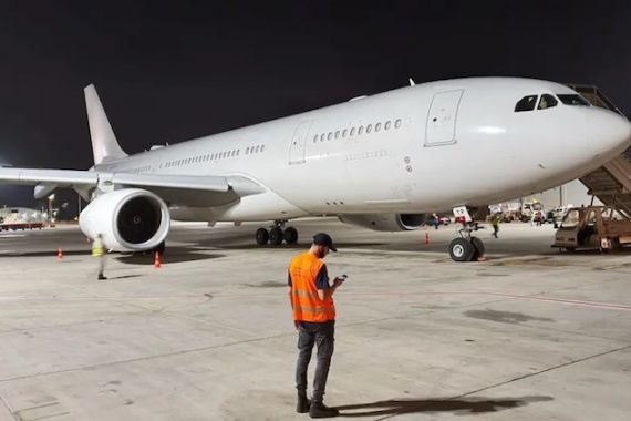 Bersejarah, Pesawat Komersial Uni Emirat Arab Mendarat di Israel - JPNN.COM