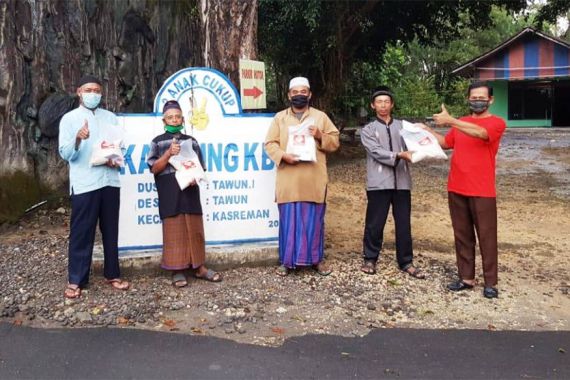 Laskar Ngawi Berikan THR Buat Marbut dan Lansia di Tiga Kecamatan - JPNN.COM