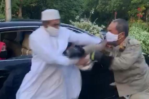 Viral: Video Habib Ogah Patuhi PSBB, Malah Berantem dengan Petugas - JPNN.COM