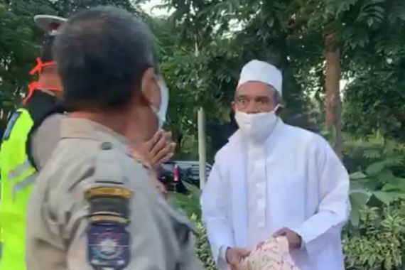 Habib Umar Malah Begitu, Padahal Sopirnya Manut pada Petugas - JPNN.COM