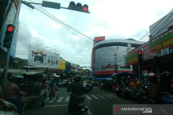 Mau Jalan Saja Susah di Pusat Perbelanjaan Ini - JPNN.COM