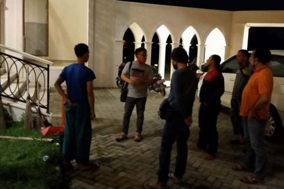 Membangunkan Warga untuk Sahur, Dayu Anggi Bonyok Diamuk 5 Pemuda di Masjid - JPNN.COM