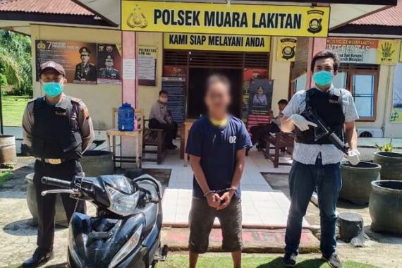 Ketakutan, Begal Sadis Menyerahkan Diri Sambil Bawa Motor Hasil Kejahatan ke Polsek - JPNN.COM