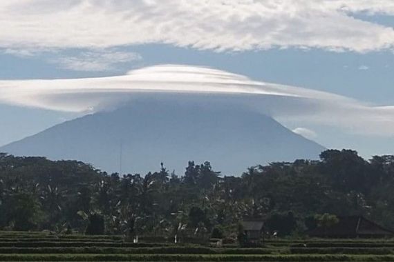 Menakjubkan, Gunung Agung Berpayung Awan, Semoga Pertanda Baik - JPNN.COM