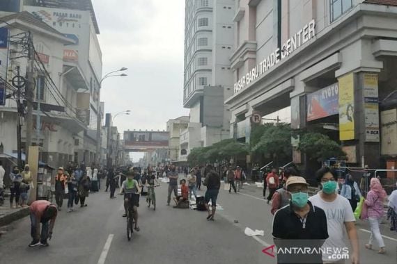 Kerumunan di Pasar Masih Terjadi, Pemkot Bandung Pasrah, Ya Sudahlah - JPNN.COM