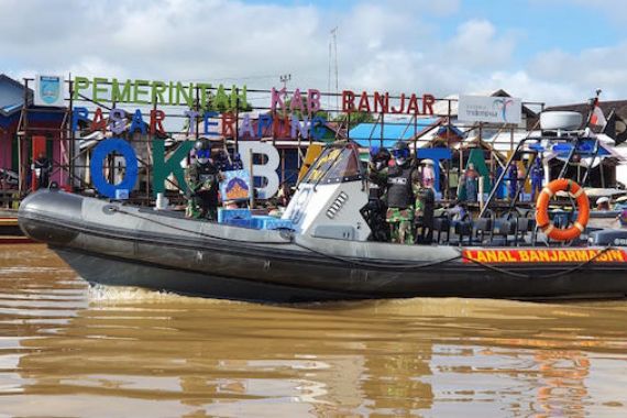 Personel Lanal Banjarmasin Membidik Para Pedagang dan Nelayan di Pasar Terapung - JPNN.COM