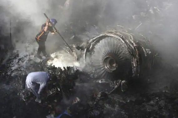Duka Jelang Akhir Ramadan, Pesawat Pakistan Bawa 91 Orang Jatuh di Permukiman - JPNN.COM