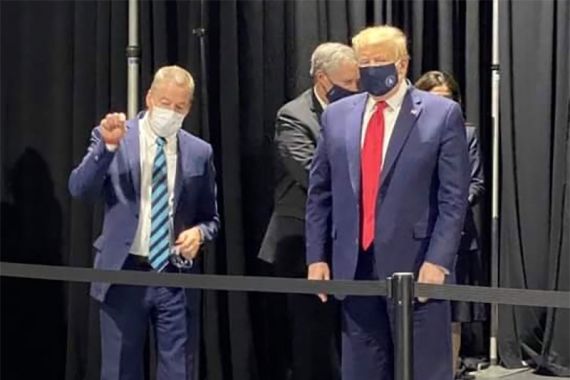 Donald Trump Akhirnya Ketahuan Menggunakan Masker - JPNN.COM
