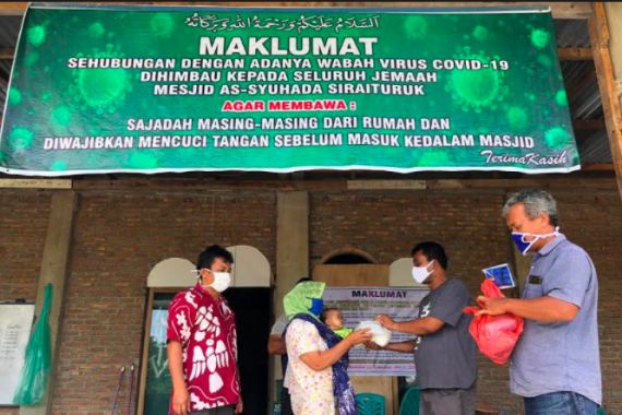 Bang Martin Manurung Kirim Sembako untuk Warga Muslim di Danau Toba - JPNN.COM