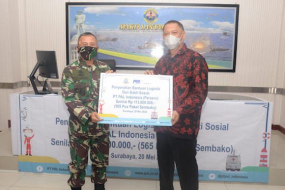 Lantamal V Bersama PT PAL Indonesia Bagikan Sembako Kepada Warga Terdampak Covid-19 - JPNN.COM