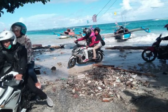 Gelombang Pasang Hantam Pantai Ujunggenteng-Citepus - JPNN.COM