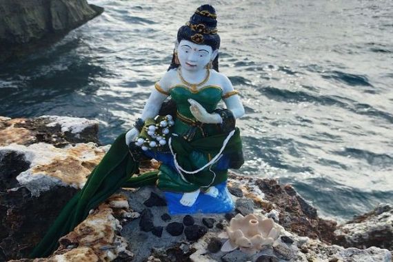 Patung Nyi Roro Kidul Bikin Heboh, Berdiri Tegak di Pinggir Laut - JPNN.COM