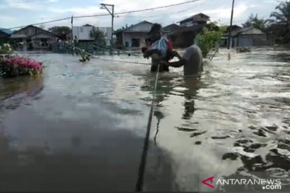 Turut Prihatin, Warga di Daerah Ini Kebanjiran Parah Saat yang Lain Merayakan Idulftri - JPNN.COM