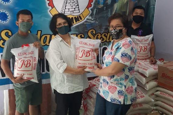 Sihar Sitorus Serahkan Bantuan kepada Warga Terdampak COVID-19 di Dapil Sumut 2 - JPNN.COM