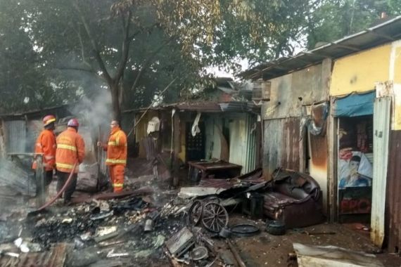 Detik-detik Kompleks Makam Mbah Dalem Terbakar - JPNN.COM