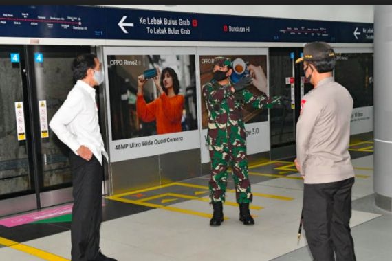 Kunjungi Stasiun MRT, Jokowi Minta Kapolri dan Panglima TNI Mendisiplinkan Masyarakat - JPNN.COM
