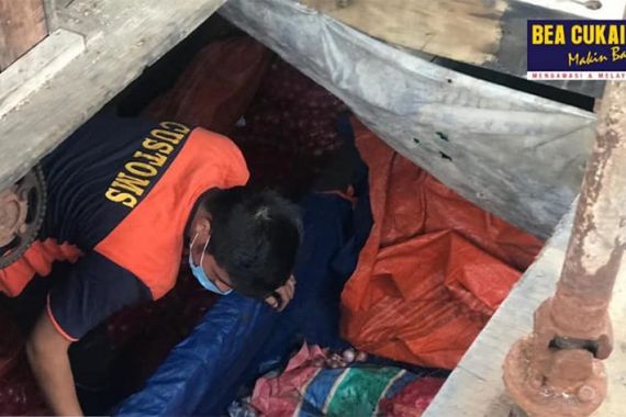 Bea Cukai Gagalkan Penyelundupan Impor 24,5 Ton Bawang Merah - JPNN.COM